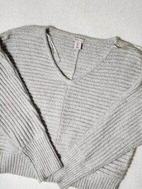 Sincerely Jules Grey V-Neck Ribbed Knit Cropped Sweater - Size L